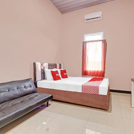 Oyo 90796 Hotel Mulya Indah Tambakmulya Экстерьер фото