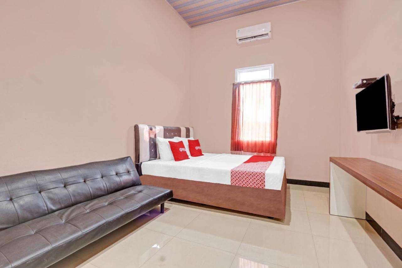 Oyo 90796 Hotel Mulya Indah Tambakmulya Экстерьер фото